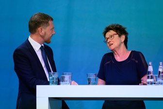 Vor der Ministerpräsidenten-Wahl in Sachsen: Was sich das BSW von Kretschmer wünscht - Bild aus Wahlkampfzeiten: CDU-Landeschef und Ministerpräsident Michael Kretschmer gemeinsam mit der Landesvorsitzenden und jetzigen Fraktionschefin Sabine Zimmermann bei einem Wahlforum.