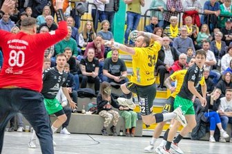 Vor der Pause soll noch ein Sieg her - Ein Schlüsselduell am kommenden Samstag - Oberlosas Jakub Kolomaznik versucht hier den 2,17 Meter großen Schlussmann Sven Mevissen vom HC Aschersleben zu überwinden.