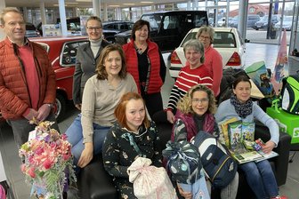 Vor der Reichenbacher Schulanfangs-Messe: „Im Osten ist das immer noch wie eine kleine Hochzeit“ - Warm-up für die Reichenbacher Schulanfangs-Messe bei Mercedes Reißmann. Gastgeberin Cornelia Schaller (hinten Mitte), Veranstalterin Heike Leopold (vorn Mitte) und weitere Aussteller laden für Samstag ins Autohaus ein.