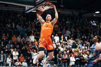 Vor der Reifeprüfung bei Alba Berlin: Können die Niners Meister werden, Herr Kapitän? - Derzeit klappt scheinbar alles bei den Niners Chemnitz um Kapitän Jonas Richter: Zwölf Siege in Folge holten sie in der Bundesliga, sind souveräner Tabellenführer. Am Silvestertag kommt es zum Spitzenspiel beim deutschen Rekordmeister Alba Berlin. „Wir freuen uns darauf“, sagt Richter.