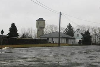Vor der Syrauer Drachenhöhle beginnt großer Straßen- und Parkplatzbau - Die sanierungsbedürftige Straße vor der Drachenhöhle und dem Wasserturm.
