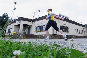 Vor der Wahl in Remse laden zwei Bewerber zum Gespräch ein - Am Colosseum in Remse informieren zwei Bürgermeister-Kandidaten über ihr Programm. 