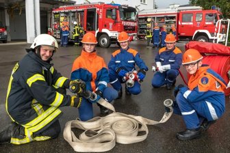 Vor diesen Herausforderungen stehen Marienbergs Feuerwehren - Nachwuchsarbeit nimmt eine immer größere Bedeutung ein. Während der Ausbildung der Jugendfeuerwehr Marienberg erklärt Jugendwart Markus Timmel auch Celina Rielemann, Rudi Görner, Luca Zienert und Jamie Lars Schreiter (v. l.), wie Hohlstrahlrohr, Verteiler und Schläuche vor einem Löschangriff richtig verbunden werden. 