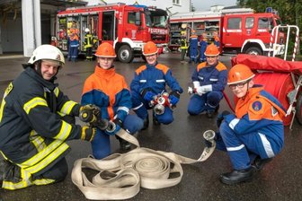 Vor diesen Herausforderungen stehen Marienbergs Feuerwehren - Nachwuchsarbeit nimmt eine immer größere Bedeutung ein. Während der Ausbildung der Jugendfeuerwehr Marienberg erklärt Jugendwart Markus Timmel auch Celina Rielemann, Rudi Görner, Luca Zienert und Jamie Lars Schreiter (v. l.), wie Hohlstrahlrohr, Verteiler und Schläuche vor einem Löschangriff richtig verbunden werden. 