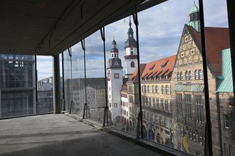 Vor drei Jahren kaufte die Krieger-Gruppe den Kaufhof: Ein fast leeres Haus, Rückschläge und Millionen-Pläne - Früher einer der begehrtesten Plätze: die Fensterreihe im Café des Kaufhof. In die oberen Etagen soll die Stadtverwaltung einziehen.