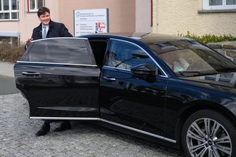 Vor einem Altenheim gerast? - Sachsens Kultusminister Clemens muss Ende Mai vor Gericht - Als Minister hat Conrad Clemens Anspruch auf einen Chauffeur. Abhängig vom Ausgang des Prozesses um einen Geschwindigkeitsverstoß braucht er ihn womöglich bald öfter.