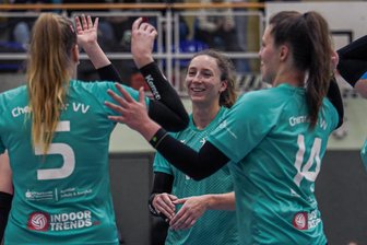 Vor einem Jahr hat sie noch gegen Männer geschmettert: Chemnitzer Volleyballerin rockt mit ihrem Team die 3. Liga - Sonja Witte (Mitte) gehört in ihrem ersten Jahr bei den Drittligavolleyballerinnen des CVV zu den Stammspielerinnen.