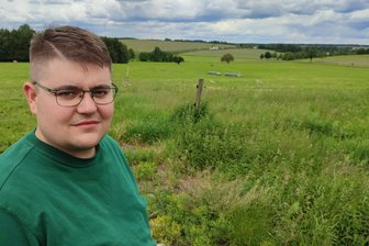 Entlaufene Kühe im Vogtland: Nach einem Monat fehlt immer noch ein Tier - Philipp Grünert ist Weidemanager des Hofguts Eichigt und verantwortlich für die weit mehr als 100 Weiden des Unternehmens. Hier steht er vor der Weide in Kandelhof bei Gutenfürst, aus der die 30 Jungrinder Anfang Mai ausgebüxt sind.