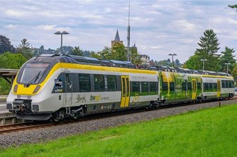 Vor Einsatz zwischen Chemnitz und Leipzig: Batteriezug rollt zur Premiere durchs Erzgebirge - Der Batteriezug von Alstom macht auf der Premierenfahrt Halt im Bahnhof von Zschopau.