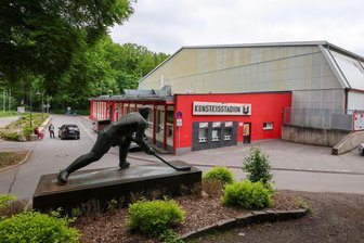 Vor Eishockey-Sachsenderby am Freitag: Wie die Eispiraten Crimmitschau auf das Toiletten-Problem reagieren - Am Kunsteisstadion im Sahnpark sollen bis Freitag weitere Sanitäranlagen aufgestellt werden.