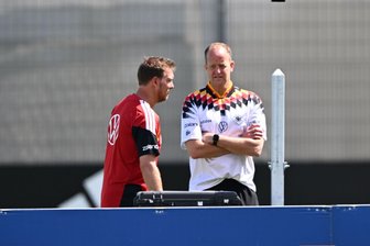 Vor Finnland-Spiel: Alle 25 Akteure beim Training dabei - Bundestrainer Julian Nagelsmann (l) mit Teamarzt Jochen Hahne.