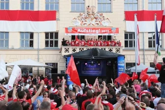 Vor fünf Jahren: Fans jubeln über Aufstieg in die 3. Liga - Auf dem Rathausbalkon ließ sich die Mannschaft in ihren frisch übergestreiften Triple-Trikots (Regionalliga-Meister, Qualifikation für DFB-Pokal, Aufstieg in 3. Liga) von Tausenden Zwickauer Anhängern feiern. 