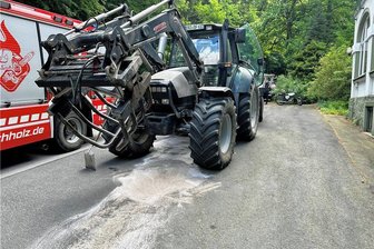 Vor Gabalier-Konzert im Erzgebirge: B 101 stundenlang gesperrt - Aus diesem Traktor war das Öl auf die B 101 gelangt. 