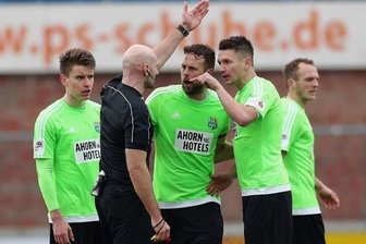 Vor Heimspiel: Chemnitzer FC mit Personalproblemen - Daniel Frahn (rechts) legte sich am vergangenen Samstag mit Schiedsrichter Benedikt Kempkes an, flog deswegen mit Gelb-Rot vom Platz. Für das nächste Heimspiel fallen noch weitere Spieler aus.
