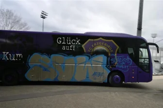 Vor Hoffenheim-Auswärtsspiel: Mannschaftsbus des FC Erzgebirge Aue beschmiert - Eine böse Überraschung für die Veilchen gab es bereits am Sonntagmorgen.