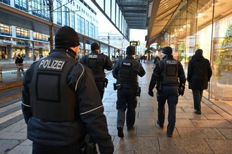 Vor Kuha-Start: Polizei will Mehrfach-Straftäterin aus Innenstadt verbannen – und scheitert vorerst - Polizisten in der Chemnitzer Innenstadt. Im Vorfeld der Kulturhauptstadteröffnung hat die Polizei das seltene Mittel eines mehrwöchigen Aufenthaltsverbots gegen eine Frau angewandt.