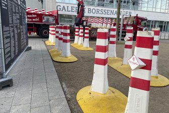 Vor Kulturhauptstadt-Start: Es wird geputzt, gesperrt und abgeschleppt - Am Johannisplatz werden Sicherheitspoller aufgestellt, um die Zufahrt für Autos zu verhindern.