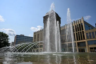 Vor Kulturhauptstadtjahr: Große Sorge um Chemnitzer Stadthallen-Brunnen - Der größte Chemnitzer Springbrunnen am Roten Turm muss in Ordnung gebracht werden.