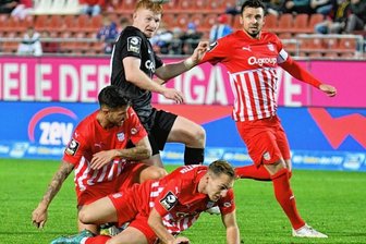 Vor Länderspiel-Doppel: Einer weiß, wie man in Zwickau siegt - Robert Wagner (schwarzes Trikot) nimmt es in dieser Szene aus dem Drittliga-Spiel des SC Freiburg II beim FSV Zwickau gleich mit drei Gegenspielern auf. Der U-20-Nationalspieler bereitete Ende Oktober in der GGZ Arena das goldene Tor für die Gäste vor. Jetzt kehrt er im DFB-Trikot nach Zwickau zurück. 