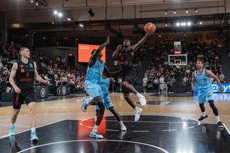 Vor letztem Spiel der Hauptrunde: Das können die Niners Chemnitz noch erreichen und so weit können sie noch abrutschen - Mit einem Sieg am Sonntag in Oldenburg können die Nines Chemnitz um ihren besten Werfer Victor Bailey (hier beim Sieg am Mittwoch in Hamburg) den Einzug in die Playoffs endgültig klarmachen. Und sie hätten dann auch das erste Heimrecht.