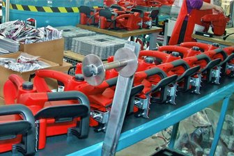 Vor möglicher Übernahme durch Stihl: Mogatec-Beschäftigte in Drebach wollen Betriebsrat wählen - Elektrische Kettensägen bei Mogatec in der Endmontage. 