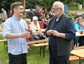 Vor Ort gebacken: Der SPD-Kandidat an der Mühle - SPD-Direktkandidat Alexander Geißler (l.) spricht mit Rainer Faulhaber, dem Vorsitzenden des Vereins hinter der Wegefarther Mühle.