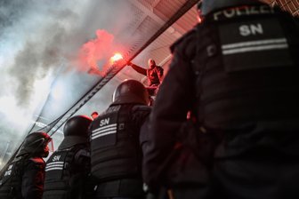 Vor Ostderby von Erzgebirge Aue gegen Cottbus: Landratsamt ergreift strikte Sicherheitsmaßnahmen - Rund 350 Polizisten hatten das letzte Aufeinandertreffen von FC Erzgebirge Aue und dem FC Energie Cottbus in Aue abgesichert.