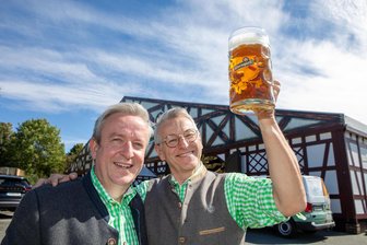 Vor Plauener Mega-Wochenende: Probeanstich im Sternquell Wiesn-Festzelt – Veranstalter nennen neue Details zum Event - Sternquell-Geschäftsführer Jan Gerbeth und Günther Spindler vor dem Festzelt