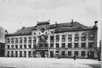 Vor reichlich 100 Jahren: Ein Mitarbeiter im Zwickauer Rathaus greift jahrelang in die Kasse - Im Zwickauer Rathaus (Aufnahme aus den 1960er-Jahren) hatte auch Alfred Baumann sein Büro. Von dort aus unterschlug er größere Geldbeträge.