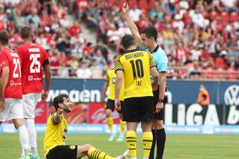 Vor rund 5000 Fans: Kein Heimsieg für den FSV Zwickau - Der Dortmunder Niklas Dams sah nach einer Notbremse die rote Karte.