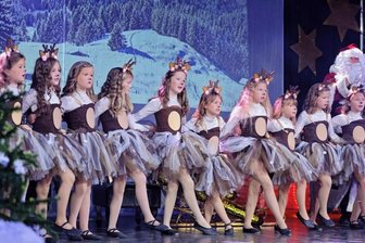 Vor rund 800 Kindern: Meeta-Girls starten "Spurensuche im Weihnachtsland" -