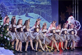 Vor rund 800 Kindern: Meeta-Girls starten Spurensuche im Weihnachtsland - 