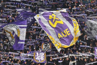 Vor Sachsenpokal-Finale gegen Dynamo: Polizei schreibt Fans von Erzgebirge Aue einen Brief - Auf die FCE-Fans wartet in Elbflorenz eine Rekordkulisse – nie zuvor haben mehr Menschen ein Sachsenpokal-Finale gesehen. Mehr als 23.000 Tickets haben die Schwarz-Gelben bereits verkauft, darunter gingen knapp 3000 ins Lößnitztal.