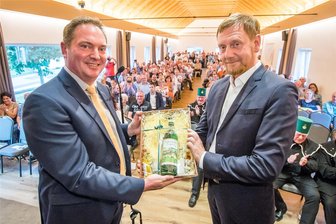 Vor „Schicksalswahl“: Lauterbacher Tropfen für Sachsens Ministerpräsidenten - Eine Flasche Lauterbacher: Ministerpräsident Michael Kretschmer erhielt von Jörg Markert, CDU-Landtagskandidat, ein lokales Mitbringsel.