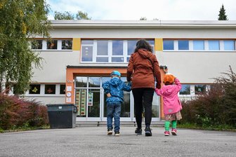Vor Sonderstadtrat am Montag: Chemnitzer Top-Unternehmen schlagen wegen geplanter Kita-Schließungen Alarm - In Chemnitz werden am Campus an der Reichenhainer Straße seit den 1970er-Jahren Kinder von Hochschulmitarbeitenden betreut. Nun sollen dort zwei voll ausgelastete Einrichtungen geschlossen werden. Doch es regt sich Widerstand.