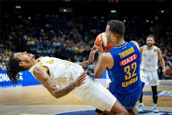 Vor Spiel zwei der Niners Chemnitz bei Alba Berlin: Welche Rolle werden die Schiedsrichter spielen? - Es ging hoch her in Spiel eins des Playoff-Halbfinales zwischen Alba Berlin und den Niners Chemnitz. Hier kämpfen Kevin Yebo und Alba-Kapitän Johannes Thiemann um den Ball.
