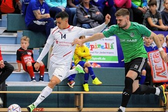 Vor Topspiel: Oliveira in Torlaune - Hohenstein-Ernstthals Gabriel Oliveira (links/Szene aus einem Bundesliga-Heimspiel) war am Mittwoch bereits erfolgreich. Mit seinem Tor zum 1:1 gegen die Slowakei sicherte er der deutschen Nationalmannschaft einen Punkt in der Futsal-WM-Qualifikation.