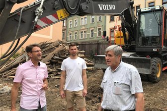 Vor welchen Hürden ein Burgstädter Immobilienexperte steht - Chef Thomas Opitz und sein Sohn Tobias, der den Beruf eines Immobilienkaufmanns erlernt, vom gleichnamigen Immobilienservice in Burgstädt, sprechen mit Bauunternehmer Frank Naumann (von links), dessen Firma den Hausabriss an der Rudolf-Breitscheid-Straße 5 in Burgstädt ausführt.