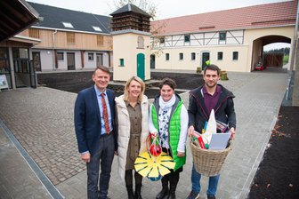 Vor zwei Jahren emotional diskutiert: Vierseithof im Vogtland als Wohnstätte für traumatisierte Kinder eingeweiht - Das Team der Awo freut sich über die neue Einrichtung auf dem sanierten Hof: Geschäftsführer Michael Hummel, Steffi Macal, France Mende-Reinhold und Robert Strobel (von links).