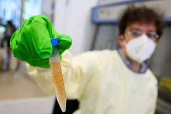 Vorbereitung auf die nächste Coronawelle: Die Virenjagd im Abwasser - Molekularbiologe Emanuel Wyler untersucht im Sicherheitslabor des Max-Delbrück-Centrums für molekulare Medizin in Berlin Abwasserproben auf Krankheitserreger wie beispielsweise das Coronavirus.