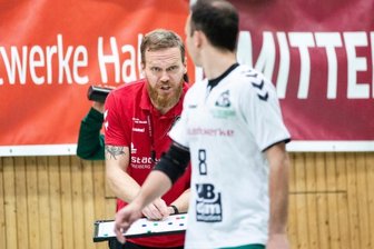 Vorbereitung auf Endspiele? - Grundlegende Analyse: HSG-Trainer Alexander Matschos und Felix Lehmann, hier beim jüngsten Spiel der Freiberger in Halle, haben nun mindestens sechs Wochen Zeit, die jüngsten Fehler aufzuarbeiten. 