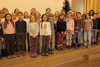 Vorbereitung auf Weihnachtskonzert in Zwickau: „Chorsingen ist richtig schwere Arbeit“ - Die Erst- bis Viertklässler bei der Probe für das Konzert in der Friedenskirche.