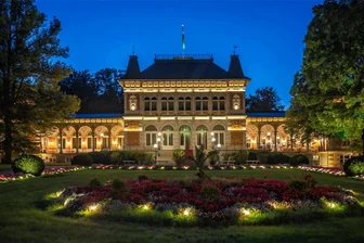 Vorbereitungen für Jubiläum starten: 20. Tag der Vogtländer findet in Bad Elster statt - Im Strahlen ist Bad Elster geübt. Im Bild das illuminierte Kurhaus.