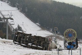 Vorbereitungen für Laster-Bergung in Schöneck laufen - Nach dem Unfall am vergangenen Donnerstag in Schöneck soll der 20 Tonnen schwere Laster an einem Seil hinaufgezogen werden.