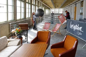 Vorbereitungen in der Oberlungwitzer „Tanzfabrik“ laufen auch Hochtouren - Lisa Grießbach, Steve Röbert und Ronald Haß (v.l.) bei Vorbereitungsarbeiten.