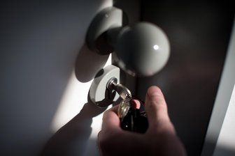 Vorbestrafter Mann soll im Vogtland eine Frau und deren Kinder in Wohnung eingesperrt haben - Ein polnischer Mann mit Meldeadresse im Vogtland soll eine Frau eingesperrt haben.
