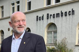 Vorbild Andreas Heinz: Bad Brambach will mehr Gehör in Dresden - Der CDU-Landtagsabgeordnete Andreas Heinz 2024 bei einem Termin zur Verkehrspolitik am Bahnhof Bad Brambach.