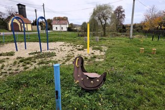 Vorbild Feengrotten: Dorf im Vogtland hat mit seinem Spielplatz viel vor - Der frühere Spielplatz in Reimersgrün sieht trostlos aus.