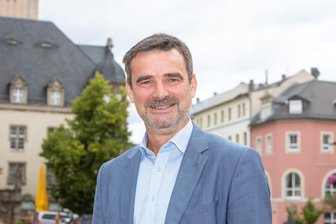 Vorbild für andere Städte: Plauen präsentiert Innenstadtentwicklung auf Kongress in Essen - Wirtschaftsförderer André Körner spricht auf Kongress in Essen.