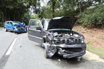 Vorfahrt missachtet - Autos krachen zusammen: Zwei Verletzte und hoher Sachschaden auf früherer B 173 im Vogtland - Ein Suzuki und ein Ford wurden bei dem Unfall schwer beschädigt.